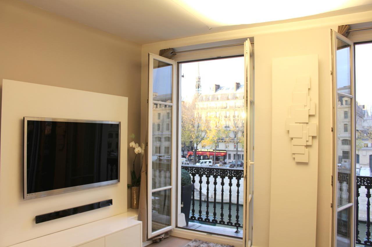 Two Bedroom Luxury Apartment - Balcony With View Of Notre Dame パリ エクステリア 写真