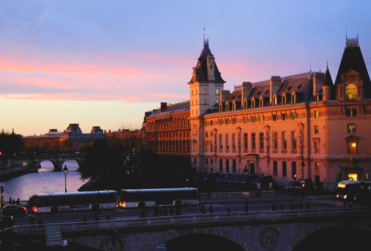 Two Bedroom Luxury Apartment - Balcony With View Of Notre Dame パリ エクステリア 写真