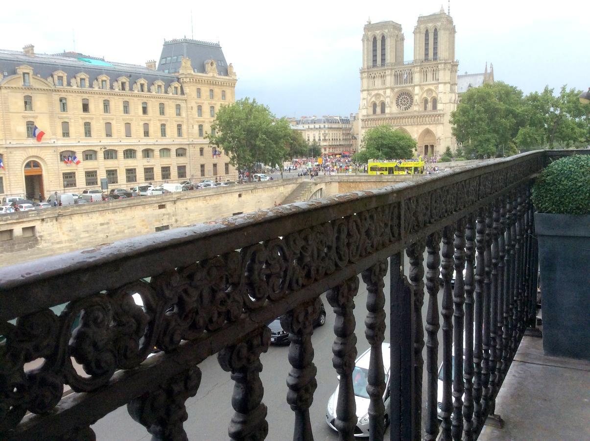 Two Bedroom Luxury Apartment - Balcony With View Of Notre Dame パリ エクステリア 写真